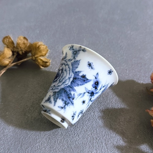 九谷焼　酒器　ぐい呑　お猪口　茶杯　染付　花舞　牡丹　菊　陶磁器 【予約商品】