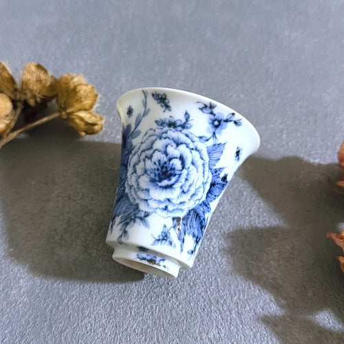 九谷焼　酒器　ぐい呑　お猪口　茶杯　染付　花舞　牡丹　菊　陶磁器 【予約商品】