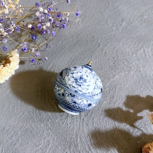 九谷焼　玉盃　ボンボ二エール　染付金彩　牡丹　花舞【予約商品】